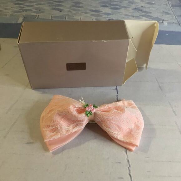 0076 NWT Vintage 80s Avon Spring Fair Hair Bow Clip in Pink w/Lace & Rosettes - Picture 1 of 6